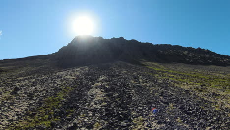 Silhouette-Der-Bergformation-An-Einem-Sonnigen-Tag