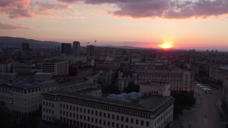 Rechter-Blick-Aus-Der-Luft-über-Regierungsgebäude-In-Sofia,-Bulgarien,-Mit-Sonnenuntergang-Am-Horizont