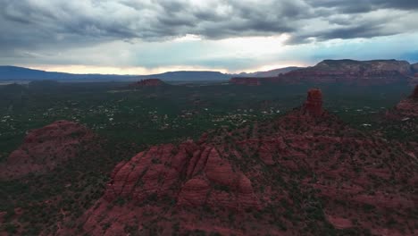 Sandstone-Red-Ridges-Over-Sedona-Near-Countryside-Town-In-Arizona,-USA