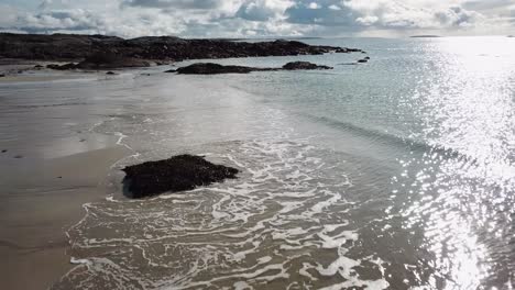 Luftaufnahme:-Wellen,-Die-An-Der-Küste-An-Einem-Sandstrand-In-Irland,-Connemara,-Krachen