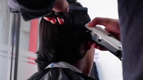 Barber-works-with-hair-clipper