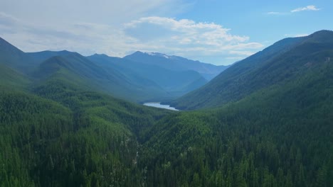 Bewaldete-Berge-Im-Flathead-Lake-In-Der-Nähe-Des-Glacier-National-Park-In-Montana,-USA
