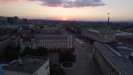Aerial-Dolly-über-Dem-Parlament-Von-Bulgarien-Gebäude-Im-Sonnenuntergang-Am-Horizont