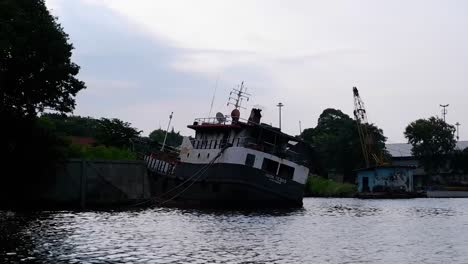 Un-Barco-Sin-Usar-Atraca-En-El-Puerto-De-Cirebon,-Java-Occidental,-Indonesia,-Con-Una-Condición-Inclinada