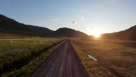 Camino-Rural-Con-Amanecer-Dorado-Y-Campo-De-Heno