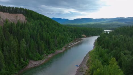 Touristisches-Rafting-Auf-Dem-Flathead-River-In-Middle-Fork-In-Der-Nähe-Des-Glacier-National-Park-In-Montana,-USA