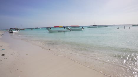 Sansibar-Strandlandschaft-Mit-Traditionellen-Booten