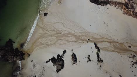 Top-Luftbild-Von-Strand-Und-Spuren-An-Einem-Sandstrand-In-Connemara,-Irland