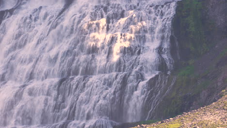 Kippen-Sie-Den-Atemberaubenden-Wasserfall-Dynjandi-Nach-Unten