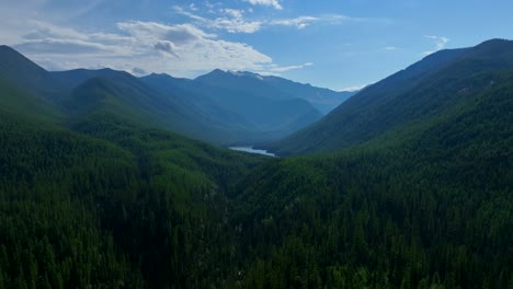 Dichtes-Dickicht-über-Bergketten-Am-Flathead-Lake-In-Montana,-Vereinigte-Staaten