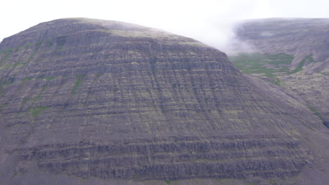Toma-Panorámica-Derecha-De-Montaña-Islandesa-Volcánica-Cubierta-De-Musgo