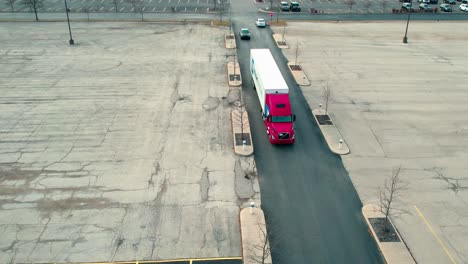 Filmische-Luftaufnahme-Des-Parkplatzes-Von-The-Grove-Einkaufszentrum-Parkplatz-Von-Downers-Grove,-Illinois-60516,-Usa