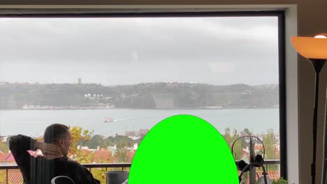 Leute-Unterhalten-Sich-Auf-Grünem-Bildschirm-Mit-Tejo-Im-Hintergrund,-Lissabon