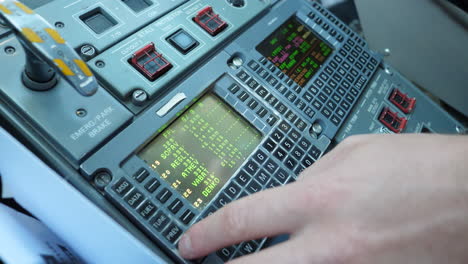 Pilotenhand-Mit-Flugmanagementsystem-Im-Cockpit,-FMS