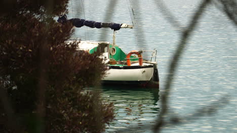 Buntes-Altes-Segelboot,-Das-In-Der-Nähe-Der-Neuseeländischen-Küste-Festgemacht-Ist