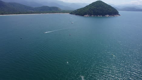 Vista-Aérea-De-Barcos-Conduciendo-En-Una-Competencia-De-Natación,-En-Barra-Do-Sahy,-Soleado-Brasil