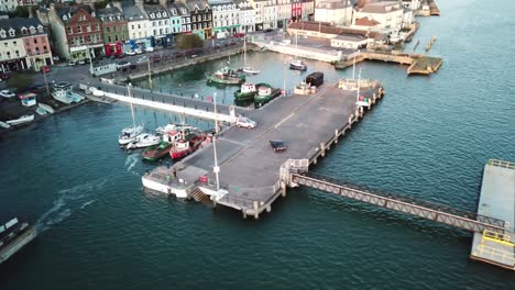 Luftaufnahme,-Hafen-Von-Irland-In-Der-Stadt-Cobh,-Blaues-Wasser-Und-Festgemachte-Boote