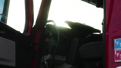 Roter-Sattelschlepper-Cascadia-Volvo-Mit-Geöffneter-Tür,-Aufnahme-Bei-Sonnenuntergang-Mit-Sanfter-Bewegung,-Filmisches-4k