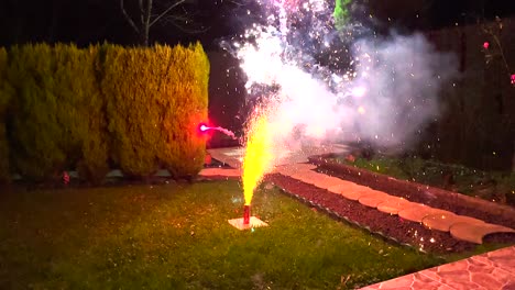 Bodengestützte-Feuerwerkskörper-Beginnen-Während-Der-Nacht-Rauch-Und-Feuer-Auf-Den-Hinterhof-Zu-Schießen