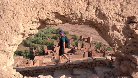 Ein-Blick-Auf-Die-Stadt-Ouarzazate-Von-Einem-In-Den-Stein-Gebauten-Fenster
