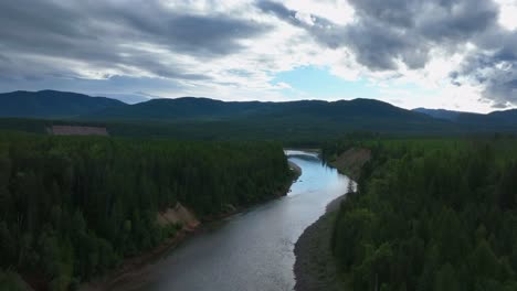 Dramatischer-Sonnenuntergang-über-Dem-Flathead-River-In-North-Fork,-Glacier-National-Park-In-Montana,-USA