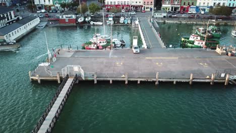 Luftschwenk,-Irland-Ufer,-Ponton-Und-Boote-In-Einem-Hafen