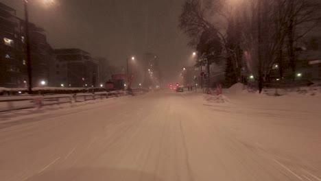 POV-Fahrt-Durch-Einen-Schneesturm-In-Der-Innenstadt-Von-Helsinki