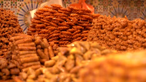 Eine-Riesige-Menge-Süßer-Marokkanischer-Lebensmittel-Im-Laden-In-Marokko
