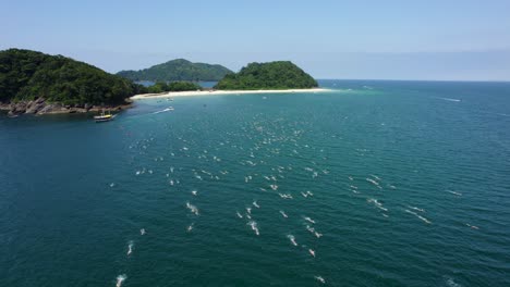 Luftaufnahme-Mit-Blick-Auf-Einen-Schwimmwettbewerb-In-Barra-Do-Sahy,-Sonniges-Brasilien