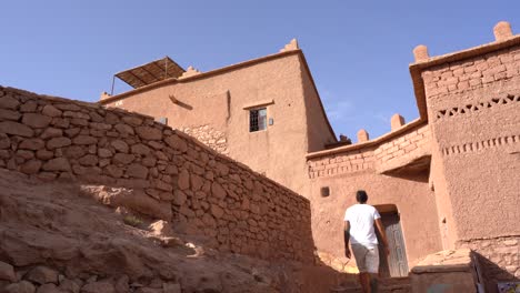Un-Hombre-Caminando-En-El-Sitio-De-La-Unesco-De-Ouarzazate