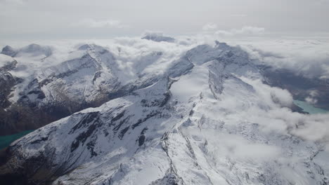 Filmische-Drohnenaufnahme-Von-Schneebedeckten-Bergen-In-Der-Sonne-Und-Blauem-See-Im-Tal---Zell-Am-See,-Österreich
