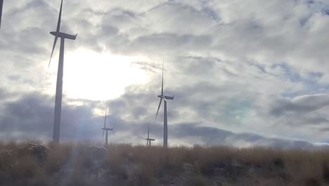 Windturbinen,-Die-Mit-Wolken-Vorbeifahren