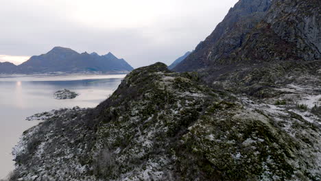 Schneebedeckte-Schroffe-Berge-Auf-Den-Lofoten-Im-Norden-Norwegens-Während-Der-Polarnacht-Im-Winter