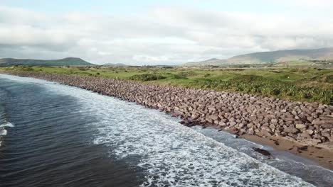 Luftaufnahme-Einer-Wunderschönen-Landschaft-In-Connemara,-Irland,-Strand-Mit-Wellen,-Bergen-Und-Wiesen
