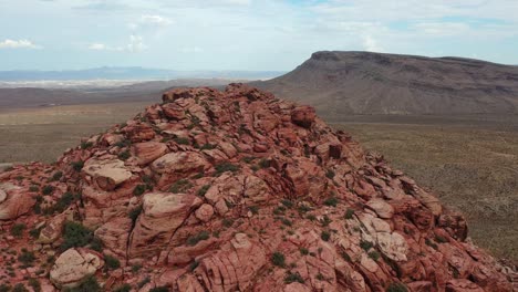 Schwenkluftaufnahme-Eines-Felsigen-Berggipfels-Mit-Roten-Felsen-Mitten-In-Der-Wüste