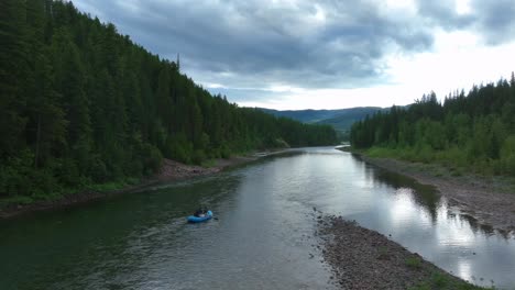 Touristen,-Die-Auf-Einem-Fließenden-Fluss-Durch-Einen-Wald-In-Der-Nähe-Des-Gletscher-nationalparks-In-Montana,-Usa,-Raften