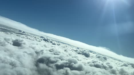 An-Einem-Strahlend-Sonnigen-Morgen-In-Einer-Linkskurve-über-Eine-Wolkenschicht-Fliegen