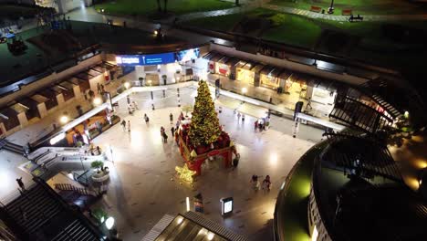 Un-Gran-árbol-De-Navidad-Iluminado-En-Medio-De-La-Plaza-De-Un-Centro-Comercial