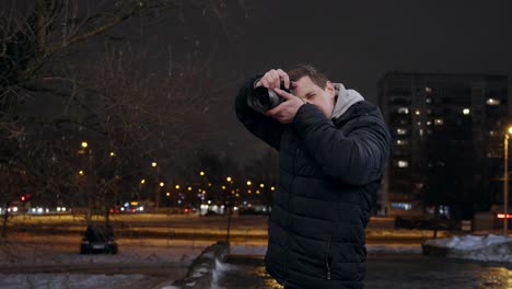 Junger-Kaukasischer-Männlicher-Fotograf,-Der-Nachts-Fotos-In-Der-Stadt-Macht