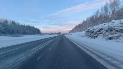 Tiro-De-Lapso-De-Tiempo-Conduciendo-A-Lo-Largo-De-Una-Carretera-Cubierta-De-Nieve-En-Helsinki