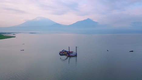 Toma-Panorámica-De-Un-Barco-Dragador-En-El-Lago-Rawa-Pening-En-Indonesia-Por-La-Noche
