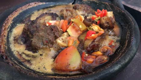 Indonesisches-Traditionelles-Essen-Rindfleisch-Auf-Einer-Heißen-Tonplatte-Mit-Tomaten-Und-Chili