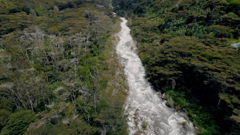 Vista-De-Pájaro-Sobre-El-Agua-Turbulenta-Del-Río-Que-Fluye-A-Través-Del-Bosque-Peruano-En-Perú
