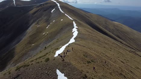 Grupo-De-Excursionistas-En-La-Cima-De-Una-Montaña-En-Los-Pirineos-Españoles