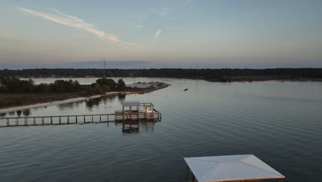 Luftaufnahme-Nähert-Sich-Pelican-Point-Auf-Mobile-Bay,-Alabama-Bei-Sonnenuntergang