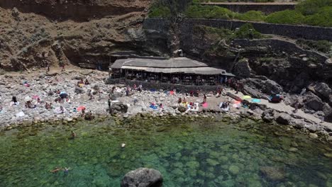 Gente-Disfrutando-De-Sus-Vacaciones-En-Una-Playa-Rocosa-En-Las-Islas-Baleares