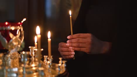 Frau-Hält-Eine-Brennende-Kerze,-Religiöses-Und-Spirituelles-Konzept