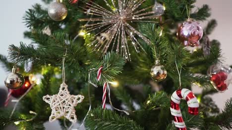 árbol-De-Navidad-De-Cerca-Con-Una-Bonita-Decoración