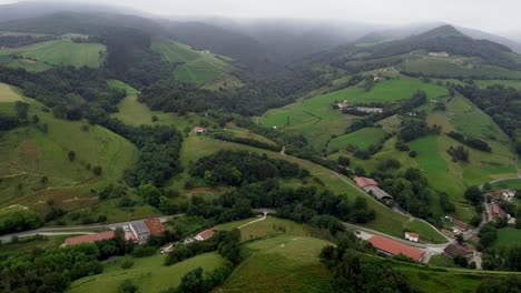 Häuser-Und-Straßen-In-Den-Grünen-Hügeln-Des-Baskenlandes