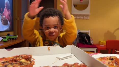 Ausdrucksstarkes,-Süßes-Und-Lustiges-Zweijähriges-Schwarzes-Baby,-Das-Von-Seiner-Mutter-Mit-Pizza-Gefüttert-Wird-Und-Nach-Hause-Geht